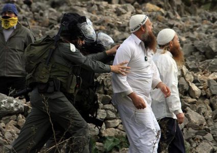 مستوطنون يهاجمون مركبات المواطنين شمال الخليل