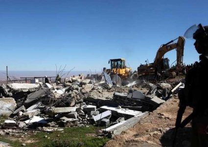 الاحتلال يهدم أربعة مساكن ويجرف أرضا لصالح شارع استيطاني في يطا