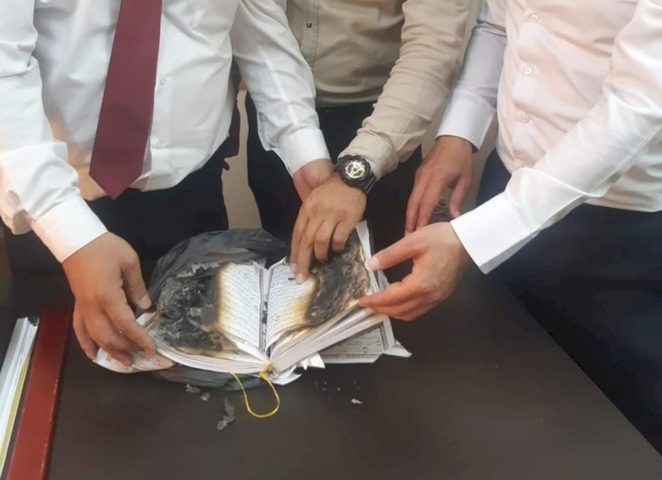 مستوطنون يمزقون ويحرقون نسخا من القرآن الكريم في الخليل