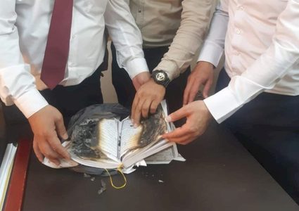 مستوطنون يمزقون ويحرقون نسخا من القرآن الكريم في الخليل