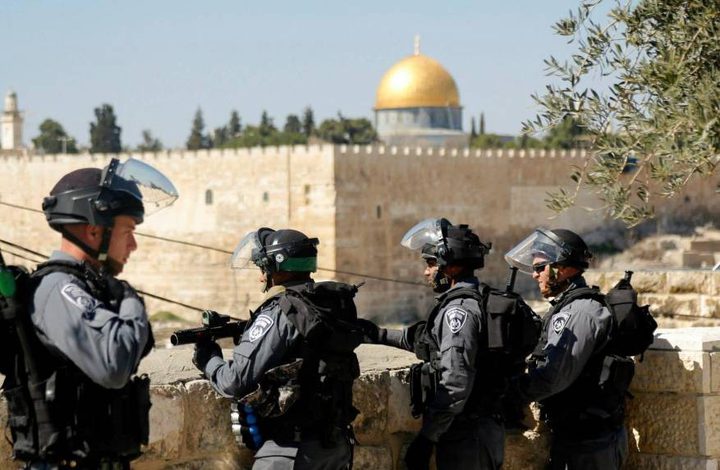 الاحتلال يصيب مواطنا ويعتقل نجله في ضاحية السلام في القدس