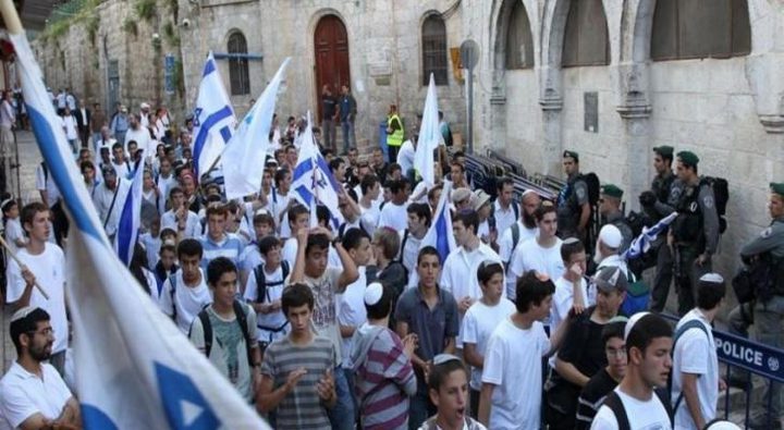 القدس: مستوطنون ينظمون مسيرة استفزازية في البلدة القديمة