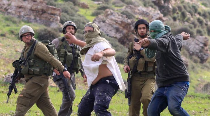 مستوطنون يعتدون بالضرب على المزارعين غرب سلفيت