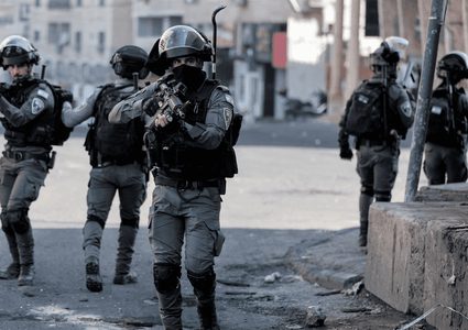 فيديو  l القدس: الاحتلال يعتدي على شاب ويعتقله قرب مخيم شعفاط واندلاع مواجهات