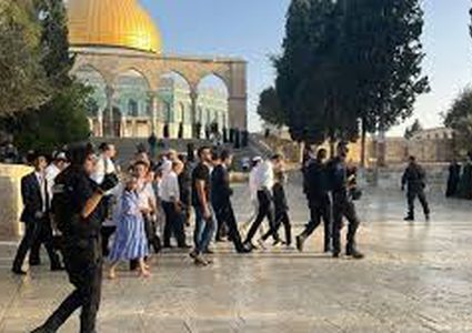 الاحتلال ومستوطنوه يقتحمون المسجد الأقصى المبارك