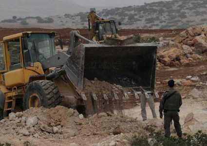 الاحتلال يستولي على جرافة وشاحنتين في قرية شوفة جنوب شرق طولكرم