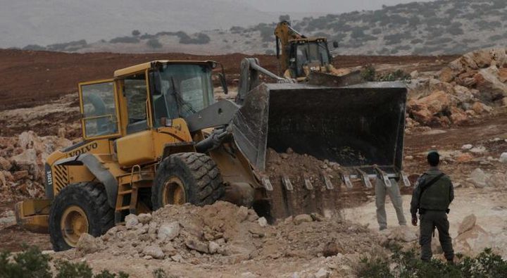 الاحتلال يستولي على جرافة وشاحنتين في قرية شوفة جنوب شرق طولكرم