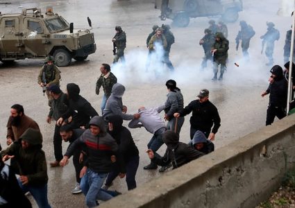 إصابات بالاختناق بمواجهات مع الاحتلال في مخيم العروب شمال الخليل