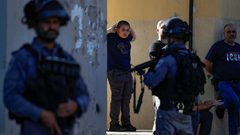 الاحتلال يحتجز طفلين ويعتدي عليهما بالضرب المبرح وسط الخليل