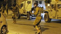 الاحتلال يصيب مواطنا ويعتقل نجله في حوارة جنوب نابلس