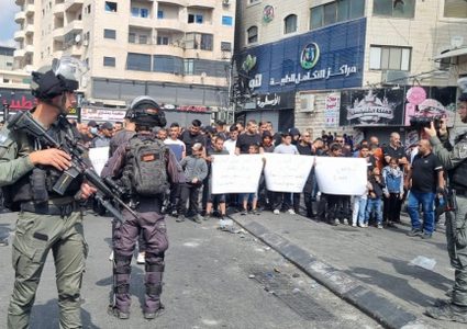 الاحتلال يقمع المعتصمين في مخيم شعفاط