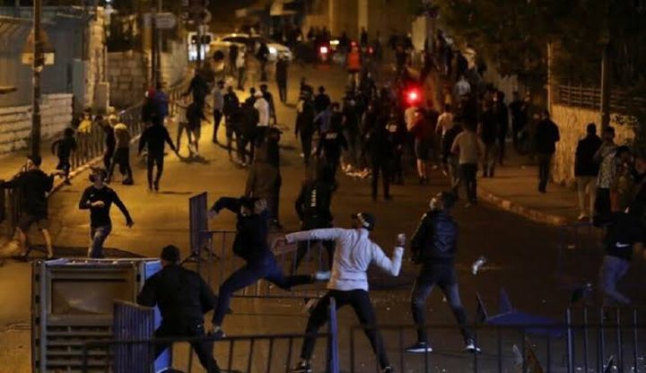 مستوطنون يغلقون شارع حوارة ويهاجمون المركبات