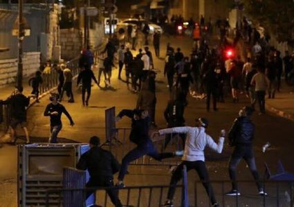 مستوطنون يغلقون شارع حوارة ويهاجمون المركبات