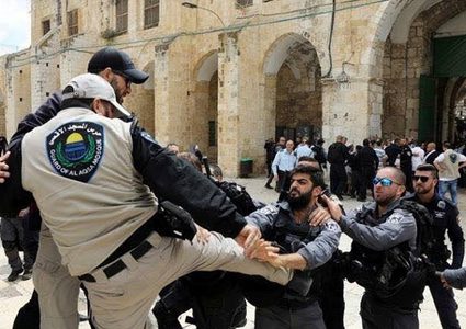الاحتلال يعتقل حارسين من المسجد الأقصى بعد الاعتداء عليهما