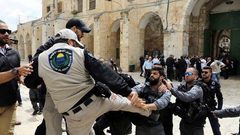 الاحتلال يعتقل حارسين من المسجد الأقصى بعد الاعتداء عليهما