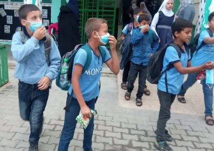 إصابة عشرات الطلبة بالاختناق جراء استهداف الاحتلال مدرسة شرق البريج