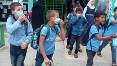 إصابة عشرات الطلبة بالاختناق جراء استهداف الاحتلال مدرسة شرق البريج