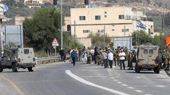 مستوطنون بحماية جيش الاحتلال يقتحمون أطراف حي الطيرة برام الله