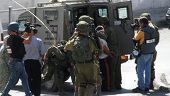 الاحتلال يعتقل 12 مواطنا من القدس