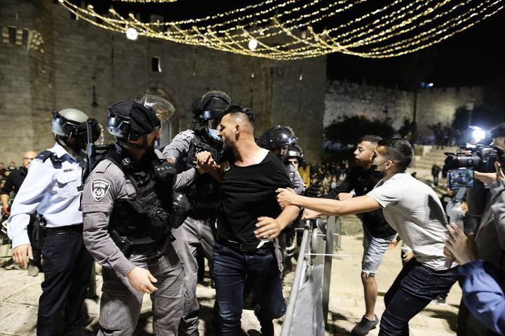 قوات الاحتلال تعتقل شابا بعد الاعتداء عليه في الشيخ جراح