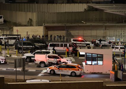 قوات الاحتلال تعيد إغلاق حاجز مخيم شعفاط