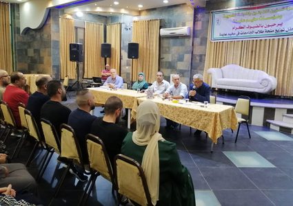 دائرة شؤون اللاجئين بمخيم عايدة توزعان المنحة الجامعية على طلبة المخيم