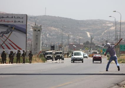 إصابات بالاختناق خلال تصدي المواطنين لمستوطنين في حوارة