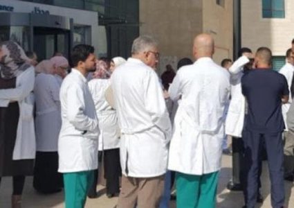 نقابة الأطباء تبدأ إضرابا جزئيا ابتداء من صباح الأحد