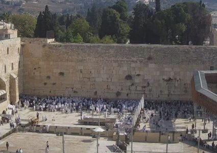 مئات المستوطنين يؤدون طقوسا تلمودية عند حائط البراق
