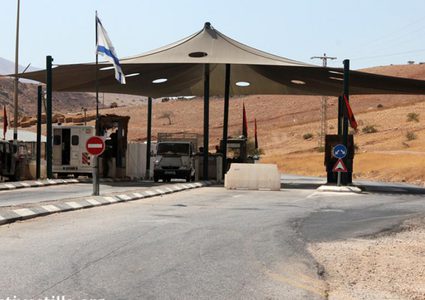 الاحتلال يعتقل شقيقين من طوباس على حاجز عسكري