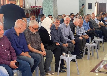 محافظ رام الله تقدم العزاء بالشهيد شجاعية في دير جرير