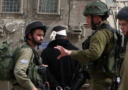 اعتقال ثلاثة شبان من قرية دير جرير شرق رام الله وتداهم منزل عائلة الشهيد شجاعية