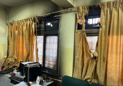 مستوطنون يعتدون على مدرسة في عوريف ويحرقون غرفة فيها