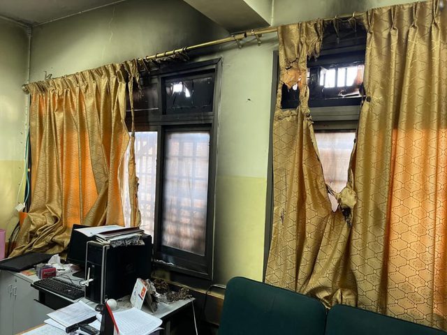 مستوطنون يعتدون على مدرسة في عوريف ويحرقون غرفة فيها