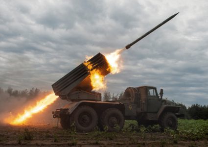 القوات الأوكرانية تستهدف مبنى إدارة مدينة دونيتسك بصواريخ "هيمارس"