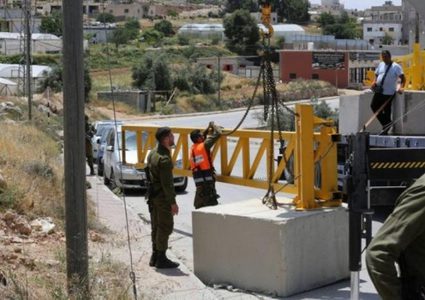 مواجهات في العروب والاحتلال يغلق مدخل بلدة بيت أمر