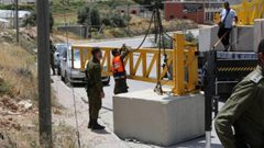 مواجهات في العروب والاحتلال يغلق مدخل بلدة بيت أمر