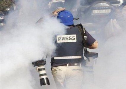 تلفزيون فلسطين: إصابة اثنين من الزملاء أحدهما بقنبلة غاز في وجهه