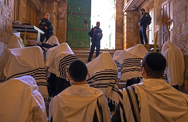 مستوطنون يؤدون طقوسا تلمودية في سلوان