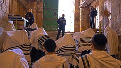 مستوطنون يؤدون طقوسا تلمودية في سلوان