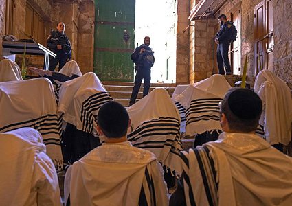 مستوطنون يؤدون طقوسا تلمودية في سلوان