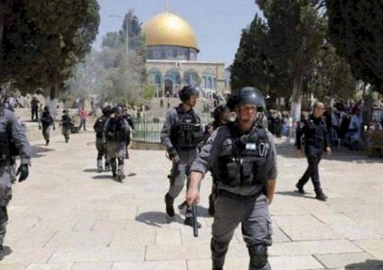 اعتقال وضرب نسوة وطواقم صحفية في القدس