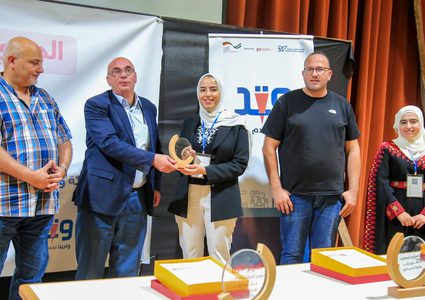 مؤسسة الرؤيا الفلسطينية بالشراكة مع مديريات الحكم المحلي تختتم دوري المناظرات