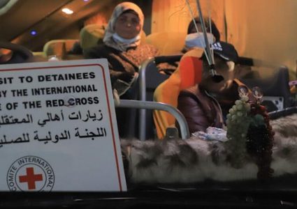 الاحتلال يعلق زيارات أهالي الأسرى حتى 2/11/2022