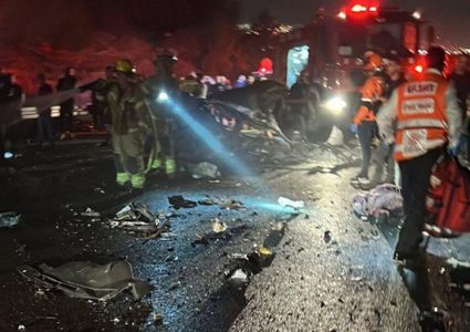 مصرع شخصين وإصابة ثالث بجراح خطيرة في حادث طرق بأراضي 48