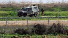 الاحتلال يستهدف المزارعين والصيادين في خان يونس وغزة