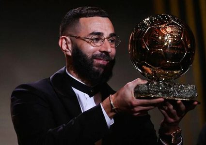 الكرة الذهبية لأفضل لاعب لعام 2022 يحرزها الفرنسي كريم بنزيما