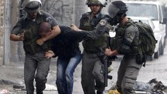 الاحتلال يعتقل 11 مواطنا من القدس بينهم سيدة