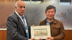 الرجوب يبحث تعزيز التعاون مع رئيس الاتحاد الكوري الجنوبي لكرة القدم