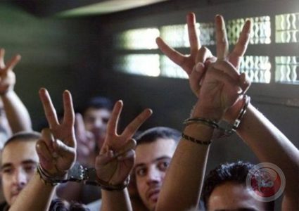 نادي الأسير: الأسرى بصدد اتخاذ خطوات احتجاجية على إلغاء الاحتلال زيارات عائلاتهم